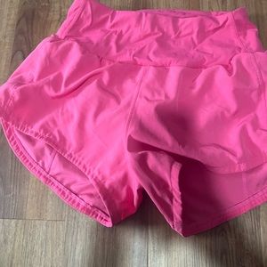 Pink activewear shorts / brand I know